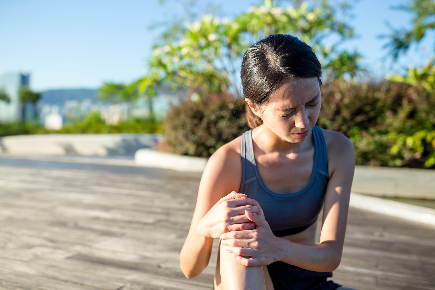 A patient struggles with a strained ligament before seeking prolotherapy near Daniel Island.